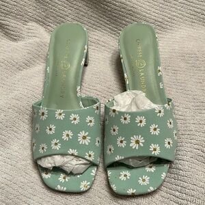 Brand: Chinese Laundry Size: 5.5 Color: Sea foam green with white daisies